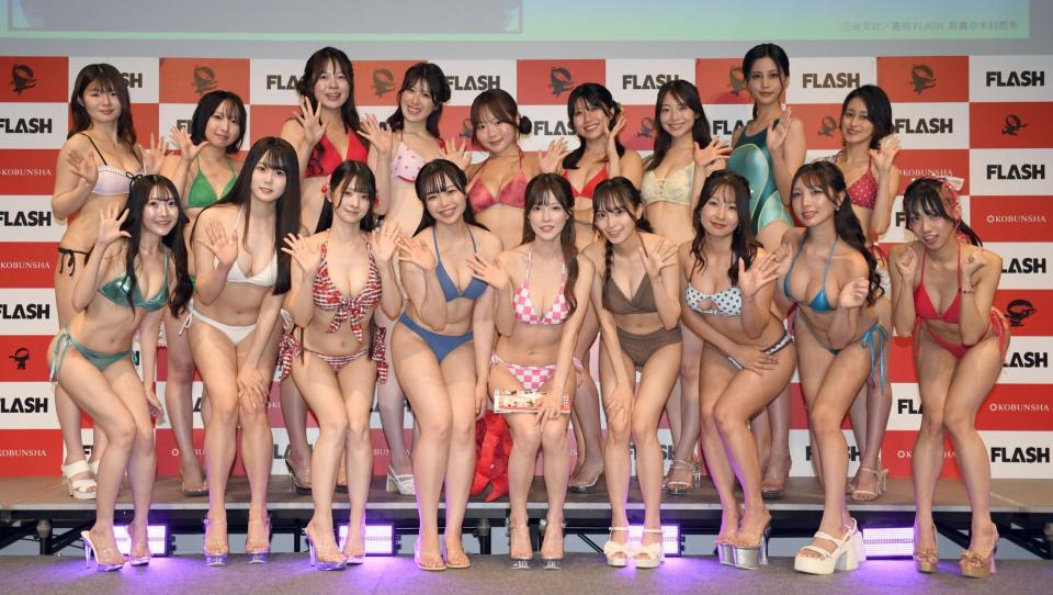 （左奥から）白崎優雨、実川桃子、鈴木瑠莉、山田瑶佳、小野たまり、助川綾美、千原彩叶（左手前から）もてりこ、宮地りんか、絃ユリナ、大月海風、藤白ちらり、大谷美詩海、大桜てんか。、瀬戸なちか、明永凜花（撮影・千葉大輝）