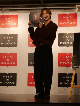 ビジュアルブックを手に笑顔を見せるＦＡＮＴＡＳＴＩＣＳの木村慧人