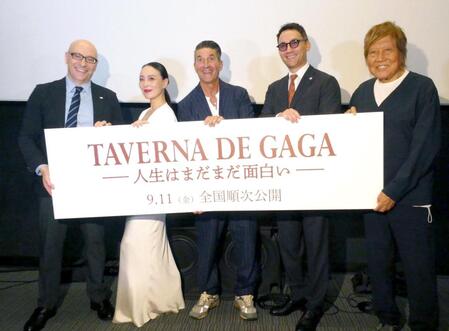 （左から）マリオ・アンドレア・ヴァッターニ駐日イタリア大使、市川純、パンツェッタ・ジローラモ、ベリッシモ・フランチェスコ、浜野安宏監督