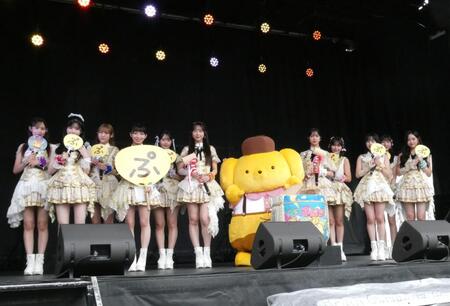 ポムポムプリンと撮影に応じるＪｕｉｃｅ＝Ｊｕｉｃｅ（左から）石山咲良、川嶋美楓、松永里愛、有澤一華、入江里咲、段原瑠々、ポムポムプリン、井上玲音、工藤由愛、江端妃咲、林仁愛、遠藤彩加里　ⓒ　’２６　ＳＡＮＲＩＯ　著作（株）サンリオ