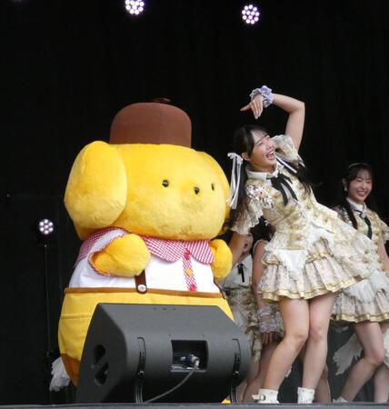 ポムポムプリンとキュートにパフォーマンスする入江里咲　ⓒ　’２６　ＳＡＮＲＩＯ　著作（株）サンリオ