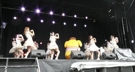 ポムポムプリンと一緒に「盛れ！ミ・アモーレ」を披露するＪｕｉｃｅ＝Ｊｕｉｃｅ　ⓒ　’２６　ＳＡＮＲＩＯ　著作（株）サンリオ