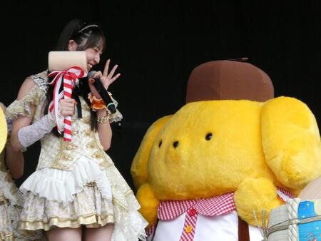 ポムポムプリン（右）と交流する（左の）段原瑠々　ⓒ　’２６　ＳＡＮＲＩＯ　著作（株）サンリオ