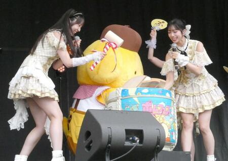 ポムポムプリン（中央）と鏡開きを行うＪｕｉｃｅ＝Ｊｕｉｃｅの段原瑠々（左）と井上玲音（ｃ）　’２６　ＳＡＮＲＩＯ　著作（株）サンリオ