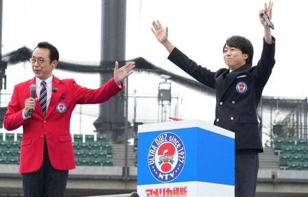 ２代目ＭＣの福澤朗（左）と並ぶ櫻井翔