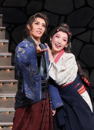「稲妻開化譚」風間柚乃（右）、白河りり