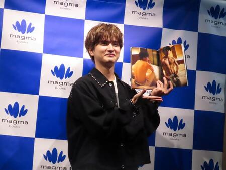 写真集を披露する瀬戸利樹