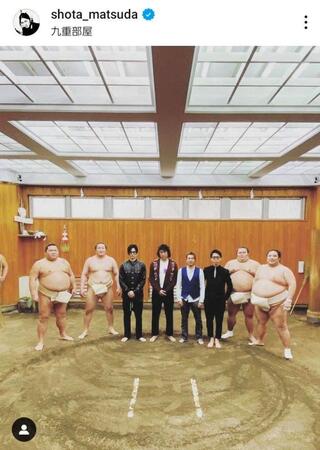 ２０２０年、九重部屋の初稽古を訪れた松田翔太。インスタグラム＠ｓｈｏｔａ＿ｍａｔｓｕｄａより 