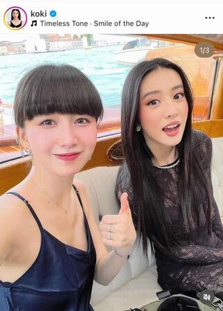 ベネチアで姉Ｃｏｃｏｍｉ（左）と水上タクシーで運河を移動。Ｋｏｋｉ，のインスタグラム＠ｋｏｋｉより