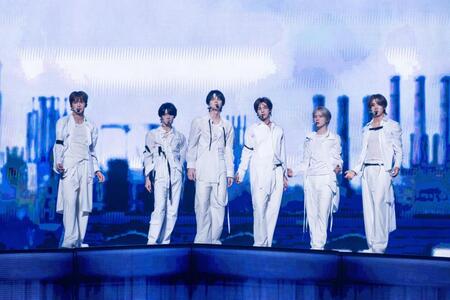 日本公演のステージに立つＴＷＳの（左から）ＪＩＨＯＯＮ、ＨＡＮＪＩＮ、ＳＨＩＮＹＵ、ＤＯＨＯＯＮ、ＫＹＵＮＧＭＩＮ、ＹＯＵＮＧＪＡＥ　（Ｐ）＆（Ｃ）ＰＬＥＤＩＳ　Ｅｎｔｅｒｔａｉｎｍｅｎｔ