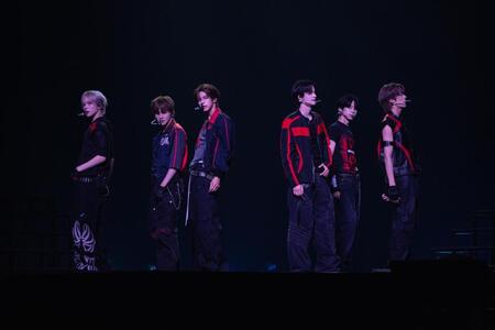 ステージでパフォーマンスするＴＷＳの（左から）ＫＹＵＮＧＭＩＮ、ＪＩＨＯＯＮ、ＤＯＨＯＯＮ、ＳＨＩＮＹＵ、ＨＡＮＪＩＮ、ＹＯＵＮＧＪＡＥ　（Ｐ）＆（Ｃ）ＰＬＥＤＩＳ　Ｅｎｔｅｒｔａｉｎｍｅｎｔ