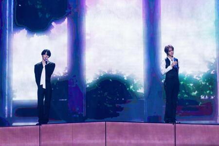 ステージで歌声を響かせたＨＡＮＪＩＮ（左）とＹＯＵＮＧＪＡＥ　（Ｐ）＆（Ｃ）ＰＬＥＤＩＳ　Ｅｎｔｅｒｔａｉｎｍｅｎｔ