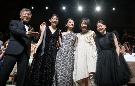 ベネチア映画祭での上映後、拍手に応える（左から）是枝裕和監督、出口夏希、蒔田彩珠、七瀬ふうり、岡田六花ⓒＫａｚｕｋｏ　Ｗａｋａｙａｍａ