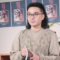 撮影に応じたカナメストーン・山口誠