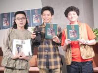 仲良く撮影に応じた（左から）山口誠、加賀翔、零士