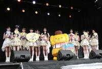 ポムポムプリンと撮影に応じるＪｕｉｃｅ＝Ｊｕｉｃｅ（左から）石山咲良、川嶋美楓、松永里愛、有澤一華、入江里咲、段原瑠々、ポムポムプリン、井上玲音、工藤由愛、江端妃咲、林仁愛、遠藤彩加里　ⓒ　’２６　ＳＡＮＲＩＯ　著作（株）サンリオ