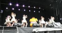 ポムポムプリンと一緒に「盛れ！ミ・アモーレ」を披露するＪｕｉｃｅ＝Ｊｕｉｃｅ　ⓒ　’２６　ＳＡＮＲＩＯ　著作（株）サンリオ