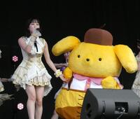 ポムポムプリン（右）と手をつなぐ江端妃咲　ⓒ　’２６　ＳＡＮＲＩＯ　著作（株）サンリオ