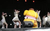 ポムポムプリンと一緒に「盛れ！ミ・アモーレ」を披露するＪｕｉｃｅ＝Ｊｕｉｃｅ　ⓒ　’２６　ＳＡＮＲＩＯ　著作（株）サンリオ