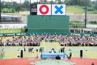恒例の「○×クイズ」に挑戦する参加者たち