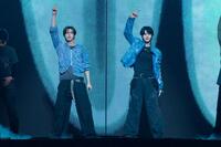 ステージでパフォーマンスするＤＯＨＯＯＮ（左）とＳＨＩＮＹＵ　（Ｐ）＆（Ｃ）ＰＬＥＤＩＳ　Ｅｎｔｅｒｔａｉｎｍｅｎｔ