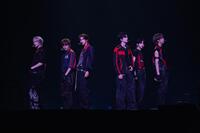 ステージでパフォーマンスするＴＷＳの（左から）ＫＹＵＮＧＭＩＮ、ＪＩＨＯＯＮ、ＤＯＨＯＯＮ、ＳＨＩＮＹＵ、ＨＡＮＪＩＮ、ＹＯＵＮＧＪＡＥ　（Ｐ）＆（Ｃ）ＰＬＥＤＩＳ　Ｅｎｔｅｒｔａｉｎｍｅｎｔ