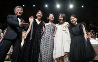 ベネチア映画祭での上映後、拍手に応える（左から）是枝裕和監督、出口夏希、蒔田彩珠、七瀬ふうり、岡田六花ⓒＫａｚｕｋｏ　Ｗａｋａｙａｍａ