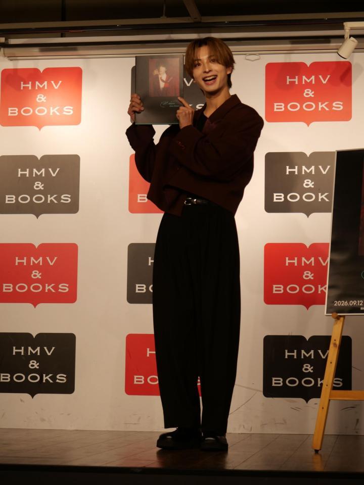 ビジュアルブックを手に笑顔を見せるＦＡＮＴＡＳＴＩＣＳの木村慧人