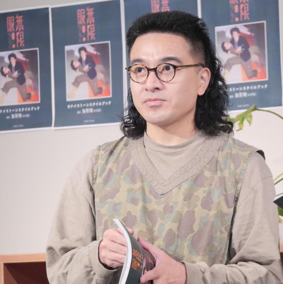 撮影に応じたカナメストーン・山口誠