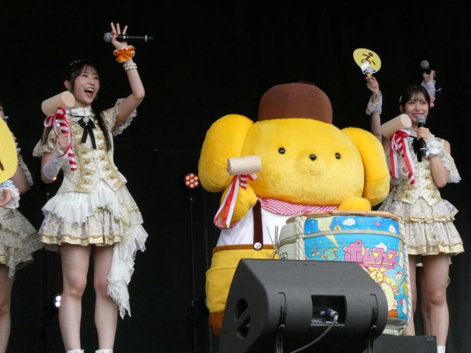 ポムポムプリン（中央）と鏡開きを行う（左の）段原瑠々、（右の）井上玲音　ⓒ　’２６　ＳＡＮＲＩＯ　著作（株）サンリオ
