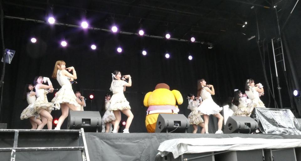 ポムポムプリンと一緒に「盛れ！ミ・アモーレ」を披露するＪｕｉｃｅ＝Ｊｕｉｃｅ　ⓒ　’２６　ＳＡＮＲＩＯ　著作（株）サンリオ
