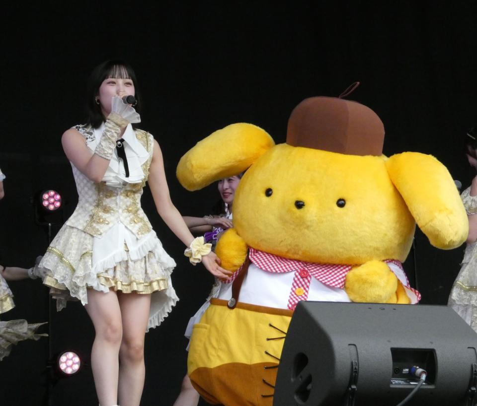 ポムポムプリン（右）と手をつなぐ江端妃咲　ⓒ　’２６　ＳＡＮＲＩＯ　著作（株）サンリオ