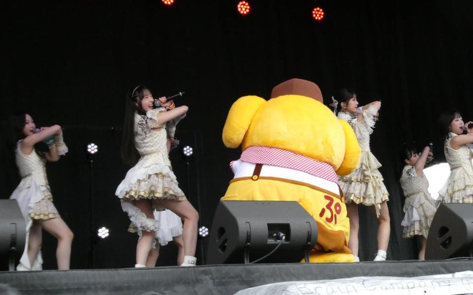 ポムポムプリンと一緒に「盛れ！ミ・アモーレ」を披露するＪｕｉｃｅ＝Ｊｕｉｃｅ　ⓒ　’２６　ＳＡＮＲＩＯ　著作（株）サンリオ