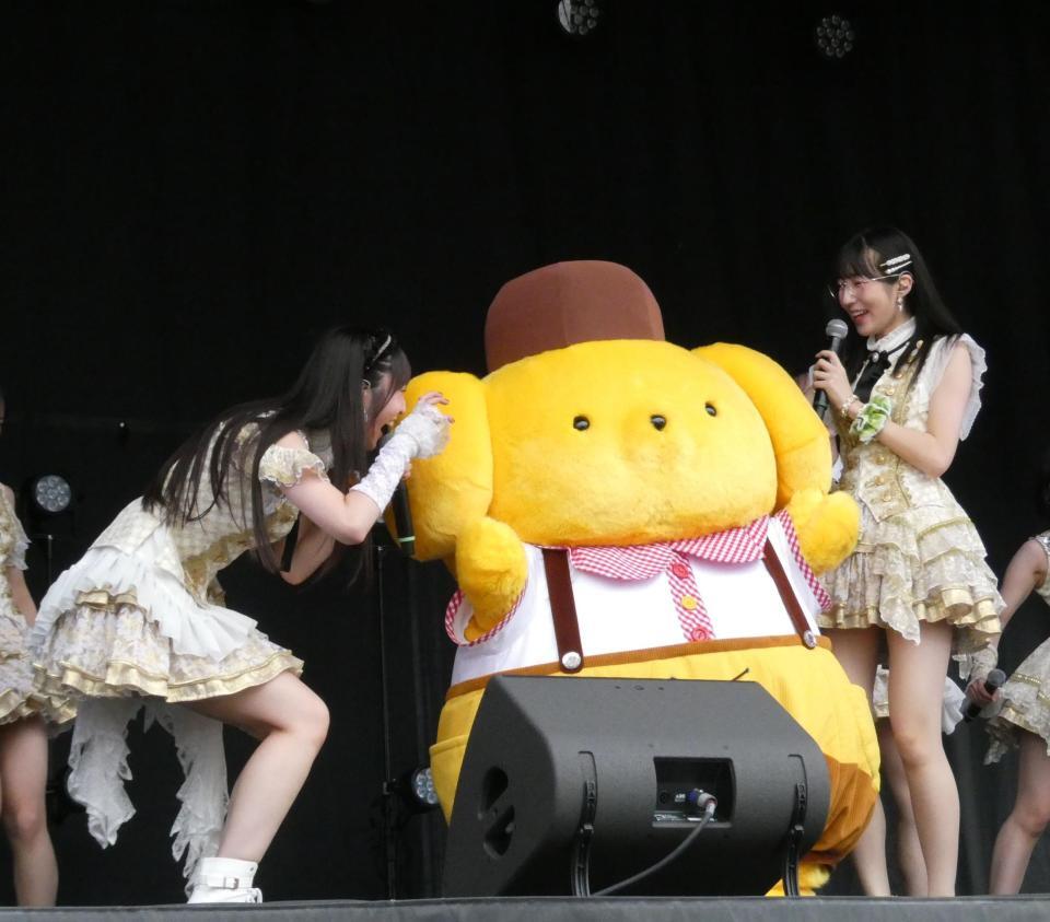 「盛れ！ミ・アモーレ」でポムポムプリンと絡む（左から）段原瑠々、林仁愛　ⓒ　’２６　ＳＡＮＲＩＯ　著作（株）サンリオ