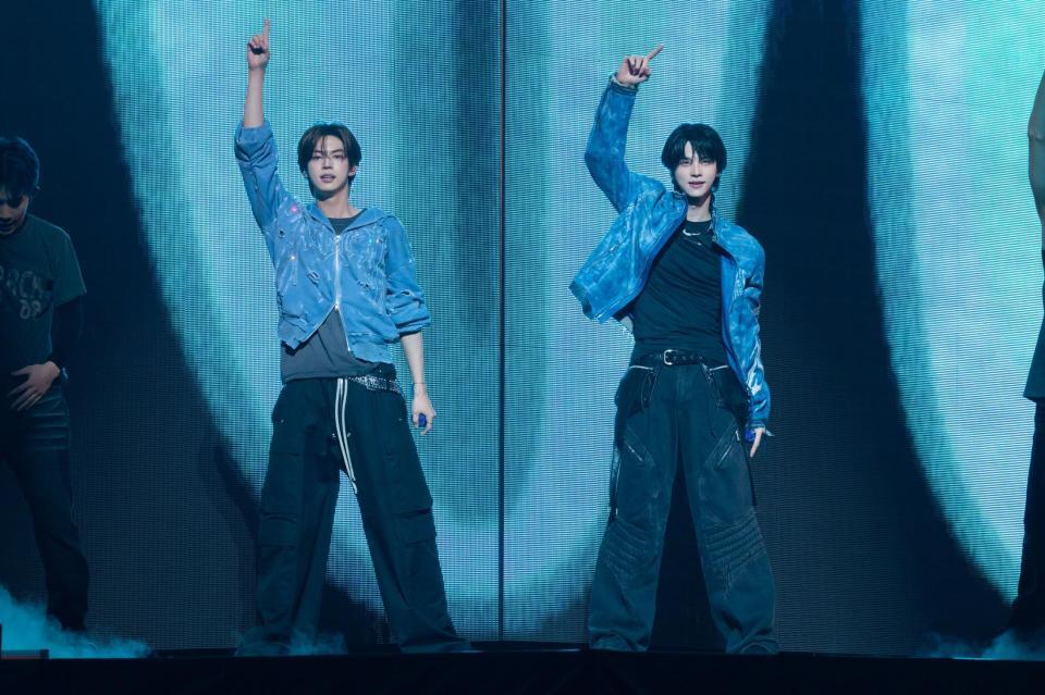 ステージでパフォーマンスするＤＯＨＯＯＮ（左）とＳＨＩＮＹＵ　（Ｐ）＆（Ｃ）ＰＬＥＤＩＳ　Ｅｎｔｅｒｔａｉｎｍｅｎｔ