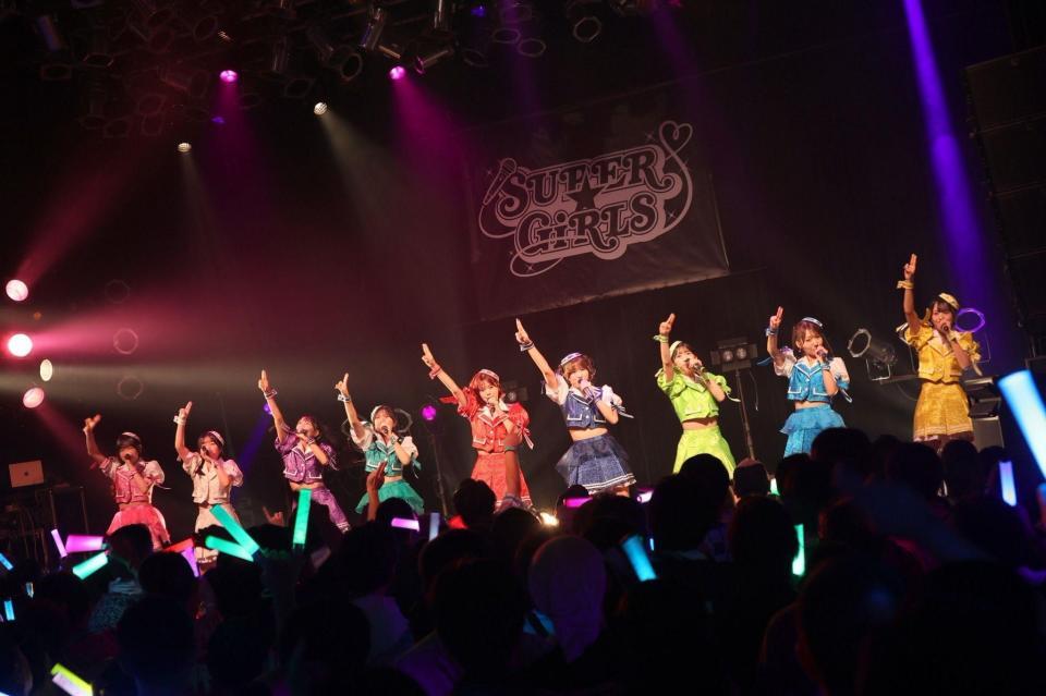 ＳＵＰＥＲ☆ＧｉＲＬＳの（左から）浜田萌帆、河村果歩、柏綾菜、櫻井穂夏、竹内ななみ、鎌田彩樺、二宮伶寧、門林有羽、新森二愛＝東京・Ｓｐｏｔｉｆｙ　Ｏ-ＷＥＳＴ
