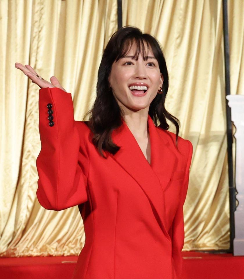 客席に手を振る綾瀬はるか＝ユナイテッドシネマ豊洲（撮影・西岡正）