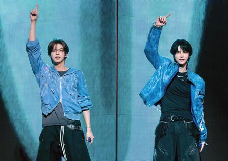 ＤＯＨＯＯＮ（左）とＳＨＩＮＹＵ　（ｐ）＆（Ｃ）ＰＬＥＤＩＳ　Ｅｎｔｅｒｔａｉｎｍｅｎｔ