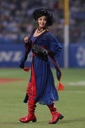 セレモニアルピッチを務めた藤原紀香（撮影・佐々木彰尚）