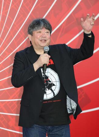 映画のＰＲをする本広克行監督＝大阪市北区梅田　グランフロント大阪・うめきた広場（撮影・坂部計介）