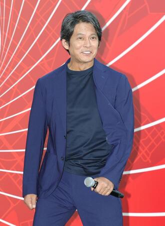 集まった多くのファンに笑顔を見せる織田裕二＝大阪市北区梅田　グランフロント大阪・うめきた広場（撮影・坂部計介）