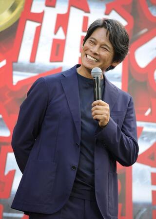 笑顔で映画撮影時のエピソードを語る織田裕二＝大阪市北区梅田　グランフロント大阪・うめきた広場（撮影・坂部計介）