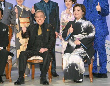 師匠の北島三郎と並ぶ松原のぶえさん＝２０２３年