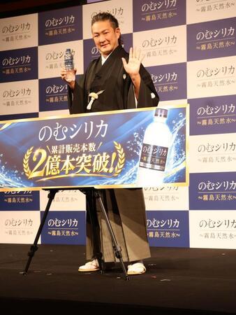 「霧島天然水のむシリカ」新ＣＭ発表会に登壇した中村獅童