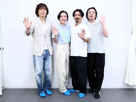 舞台「僕らの時代じゃない」合同取材会に出席した（左から）作・演出の三浦大輔氏、鈴木杏、森田剛、峯田和伸