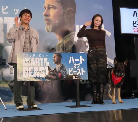映画「ハート・オブ・ビースト」の上映記念イベントに出席したＮＯＮ　ＳＴＹＬＥの井上裕介（左）と村重杏奈とシェパード犬のＤＩＮＯくん