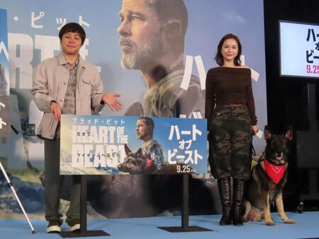 米映画「ハート・オブ・ビースト」の先行上映イベントに出席したＮＯＮ　ＳＴＹＬＥの井上裕介（左）と村重杏奈、シェパード犬のＤＩＮＯくん