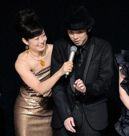 ２０１３年、ＮＨＫ紅白歌合戦で総合司会を務めた有働由美子アナ。右は宮藤官九郎