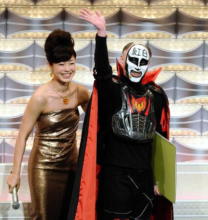 ２０１３年、ＮＨＫ紅白歌合戦で総合司会を務めた有働由美子アナ。右は鉄拳