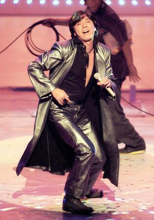 １９９８年１２月３１日、紅白歌合戦で「傷だらけのローラ」を熱唱する西城秀樹さん
